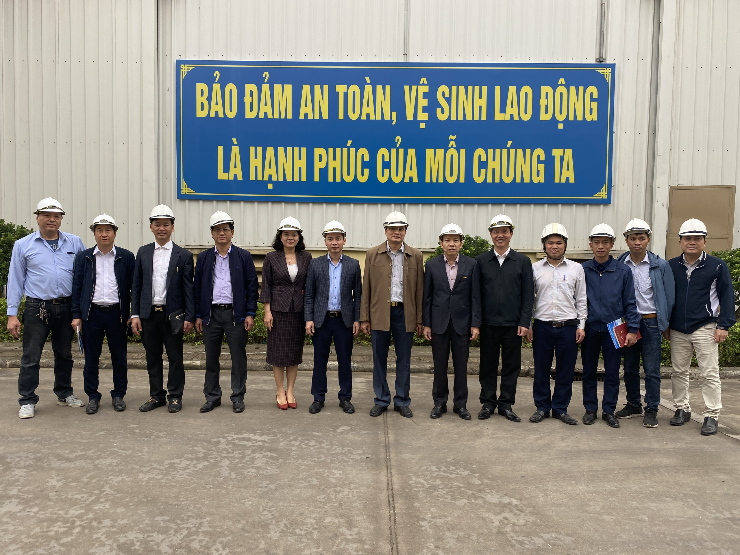 ĐẢNG BỘ KHỐI DOANH NGHIỆP THĂM VÀ LÀM VIỆC VỚI CÔNG TY CƠ KHÍ QUANG TRUNG