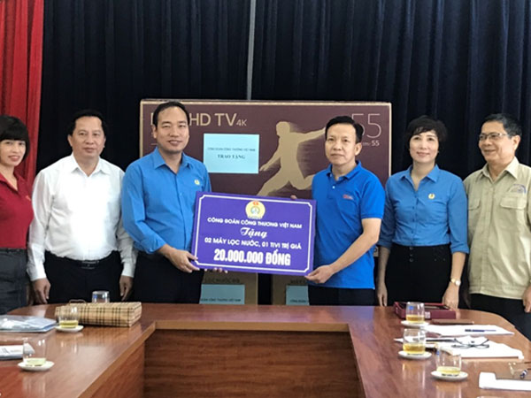 BAN LÃNH ĐẠO CÔNG ĐOÀN CÔNG THƯƠNG VIỆT NAM VỀ TẶNG QUÀ CHO CÔNG ĐOÀN CÔNG TY